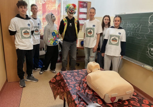 Uczniowie stoją obok fantoma.