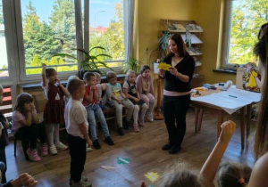 Dzieci odgadują zagadki ukryte na jesiennych listkach.