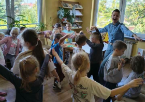 Dzieci wykonują ćwiczenia ruchowe.