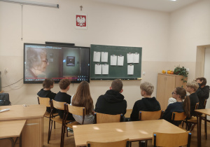 Uczniowie oglądają wywiad z poetką.