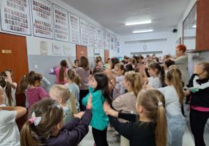 Dzieci tańczą na korytarzu