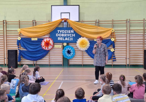 Pani pedagog Dorota Wieczorek prowadząca imprezę Dzień Pieczonej Frytki