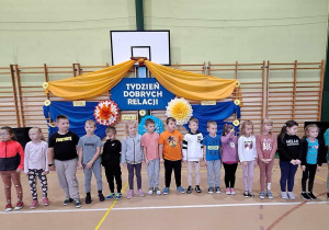 Dzieci z klasy Ib śpiewają piosenkę