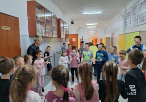 Dzieci z grupy "0" tańczą na korytarzu w dniu tańca
