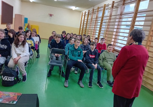 Pani Emilia Tesz opowiada uczniom jak pisze się wiersze