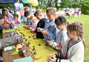 Dzieci przy stoisku ceramicznym