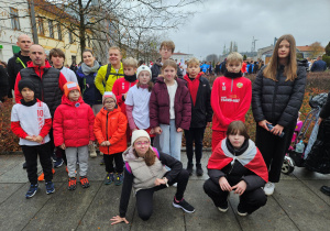 Uczniowie z rodzicami przed biegiem.