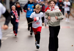 Uczniowie biegną w Biegu Niepodległości.