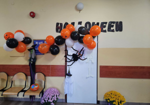Drzwi sali 29 ozdobione halloweenowo.