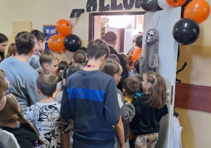 Uczniowie stoją w kolejce po zakup słodkości.