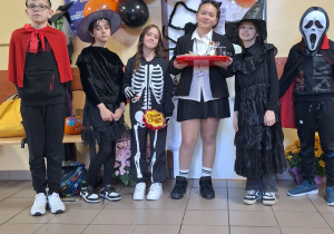 Uczniowie klasy Va w haloweenowych strojach.