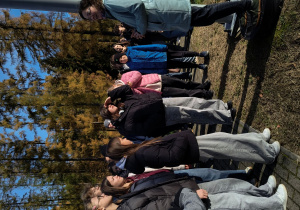 Uczniowie klas siódmych zwiedzają obserwatorium.