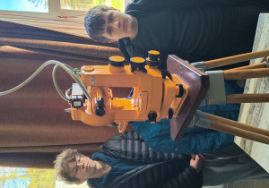 Uczniowie przyglądają się jednemu z urządzeń w obserwatorium.