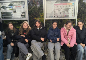 Dziewczynki siedzą na ławce w obserwatorium.