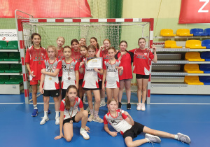 Drużyna dziewcząt z medalami i dyplomem.