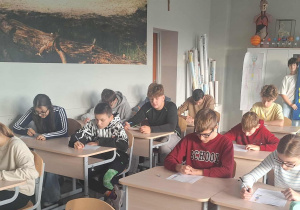 Uczniowie klas 7- 8 rozwiązują test konkursowy.