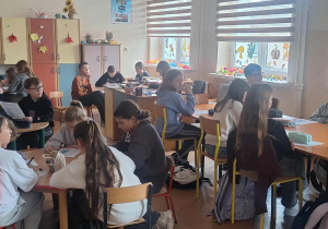 Uczniowie z klas 4-6 rozwiązują konkursowy test.