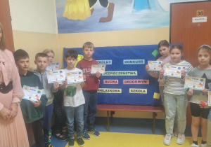 Zwycięzcy z klas I- III stoją z Panią Dyrektor trzymając dyplomy.