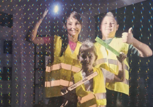 Zdjęcie nagrodzone III miejscem- mama i dwoje dzieci w kamizelach i z odblaskami.