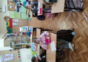 Uczniowie klasy IIIb jedzą w klasie śniadanie.