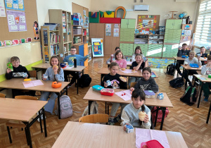 Uczniowie klasy IIIa zajadają śniadanie.