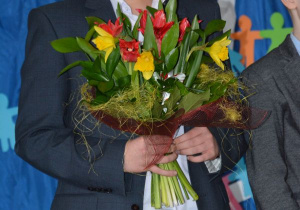 Kwiaty z okazji Dnia Kobiet od przedstawicieli Samorządu Uczniowskiego