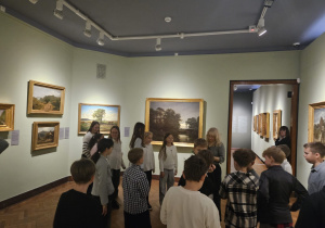 Piątoklasiści oglądają obrazy w muzeum.