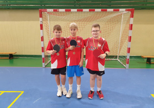 Drużyna chłopców w tenisie stołowym