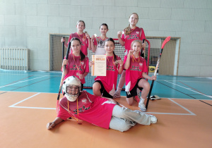 Drużyna dziewczynek w unihokeja z medalami i dyplomem za zajęcie II miejsca