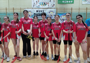 Drużyna dziewcząt w unihokeju