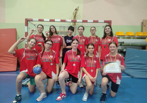 Drużyna dziewcząt w piłce ręcznej