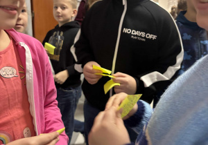 Dzieci wymieniają się karteczkami z miłymi słowami.