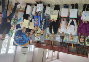 Franciszek Kozieł stoi z innymi dziećmi nagrodzonymi w konkursie.