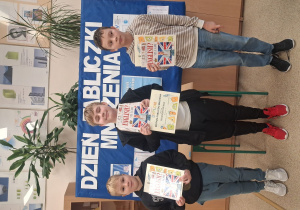 Mistrzowie tabliczki mnożenia z dyplomami.