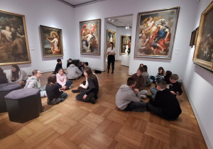 Uczniowie pracują w grupach podczas warsztatów w muzeum.