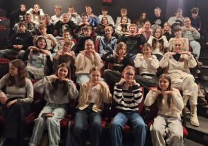 Uczestnicy Wycieczki siedzą w teatrze.
