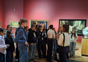 Siódmoklasiści oglądają obrazy w Muzeum Narodowym.