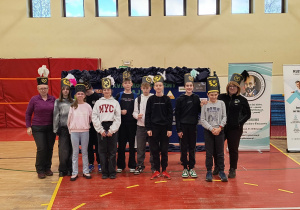 Uczestnicy rajdu i opiekunowie w czapkach górnika.