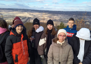 Uczniowie na terenie kopalni węgla brunatnego.