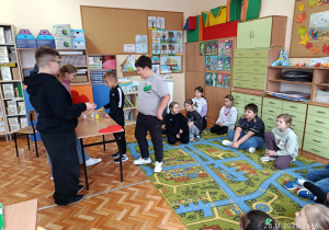 Uczniowie klasy Vb przeprowadzają wróżby w klasie IIIb.