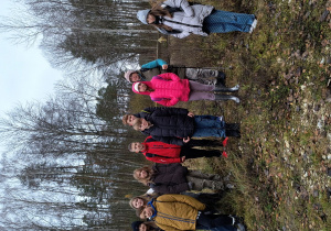 Uczestnicy wyjścia w lesie.