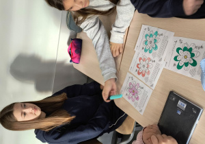 Uczennice klasy VIa rozwiązują zadania.