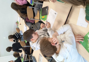 Uczniowie klasy VIIb rozwiązują w grupach zadania.