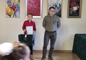 Filip Ziętek z nagrodą i przedstawicielem Nadleśnictwa Smardzewice