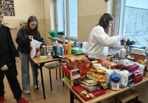 Ósmoklasiści układają produkty.