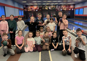 Uczniowie klasy IIa w kręgielni.