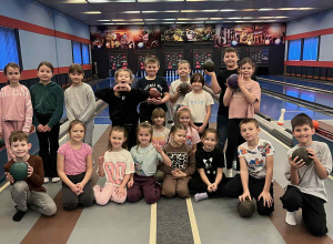 Mikołajkowa zabawa w kręgielni klasy IIa