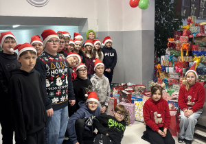 Uczniowie klasy Vb przy choince z prezentów