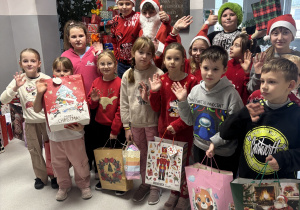 Uczniowie klasy IIb z Mikołajem i prezentami.