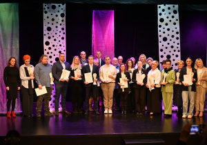 Pani Dorota Wieczorek stoi pośród wyróżnionych na scenie